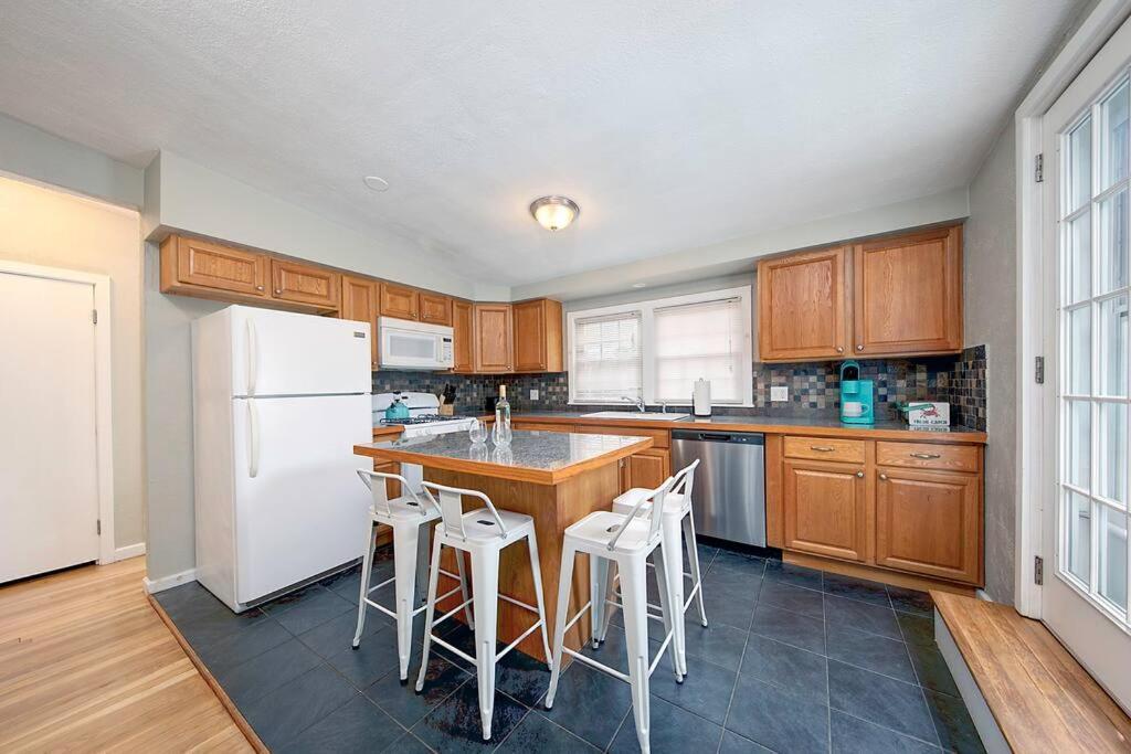 Couples And Beach Lovers Meet Your Needs In One Location Marblehead Eksteriør bilde