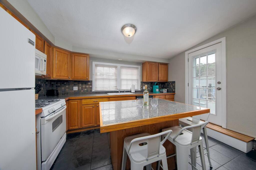 Couples And Beach Lovers Meet Your Needs In One Location Marblehead Eksteriør bilde