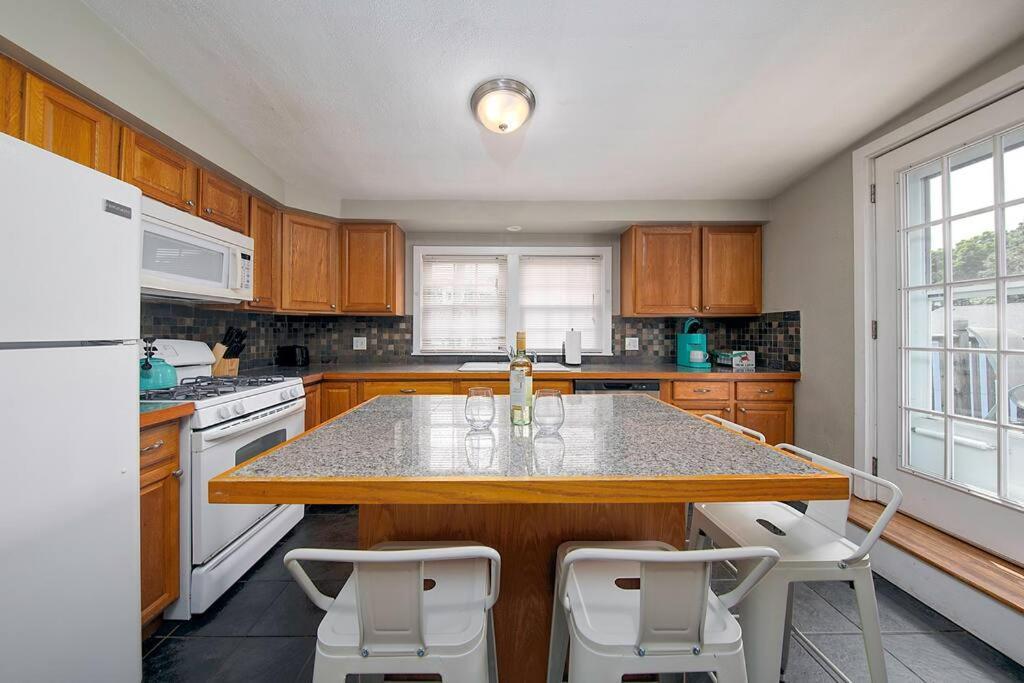Couples And Beach Lovers Meet Your Needs In One Location Marblehead Eksteriør bilde